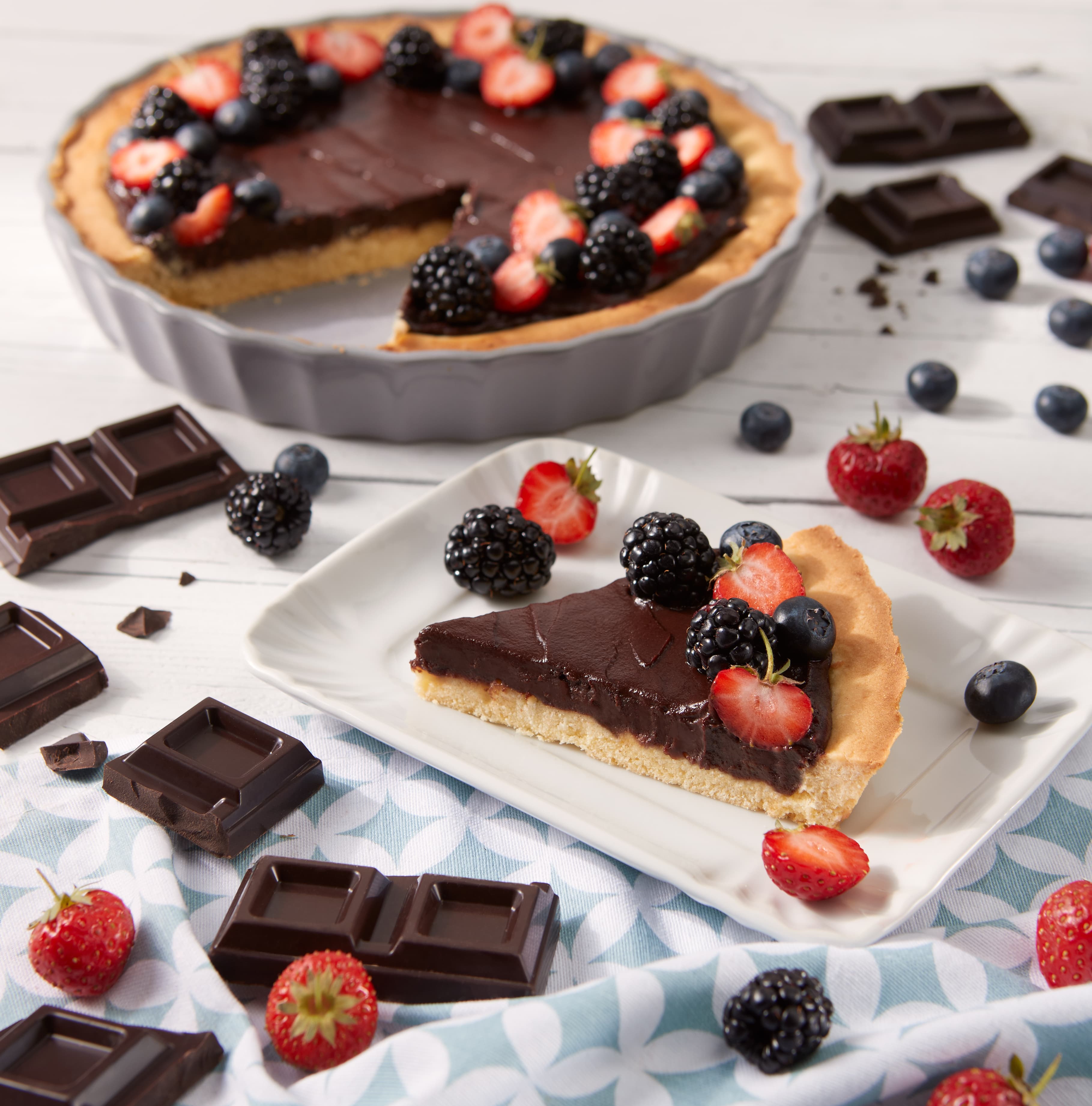 Crostata fatta in casa con cioccolato, fragole e frutti di bosco