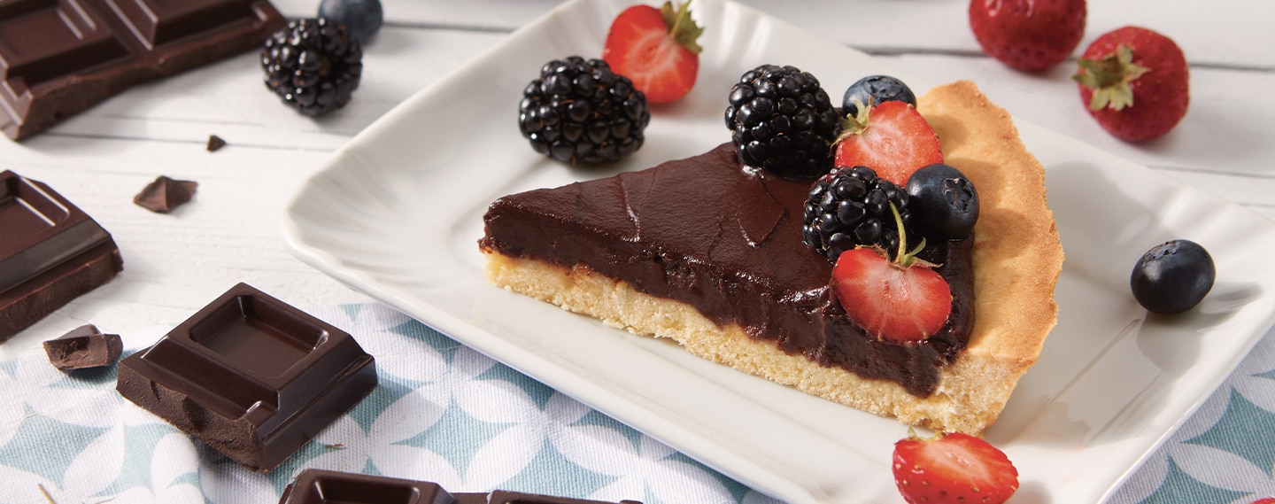 Crostata fatta in casa con cioccolato, fragole e frutti di bosco