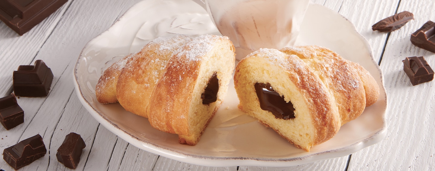 Colazione con brioche al cioccolato fondente Perugina e caffè