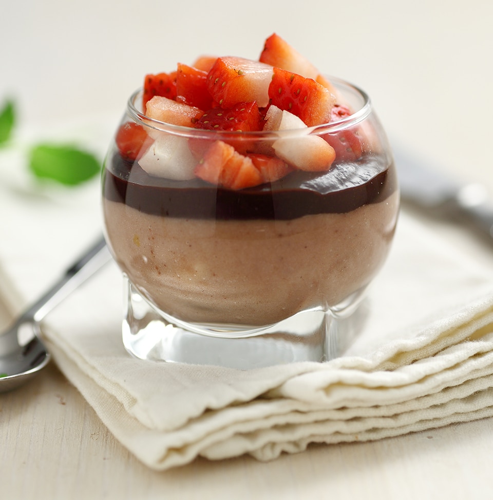 Dolce al cucchiaio in bicchiere con fragole e cioccolato Perugina