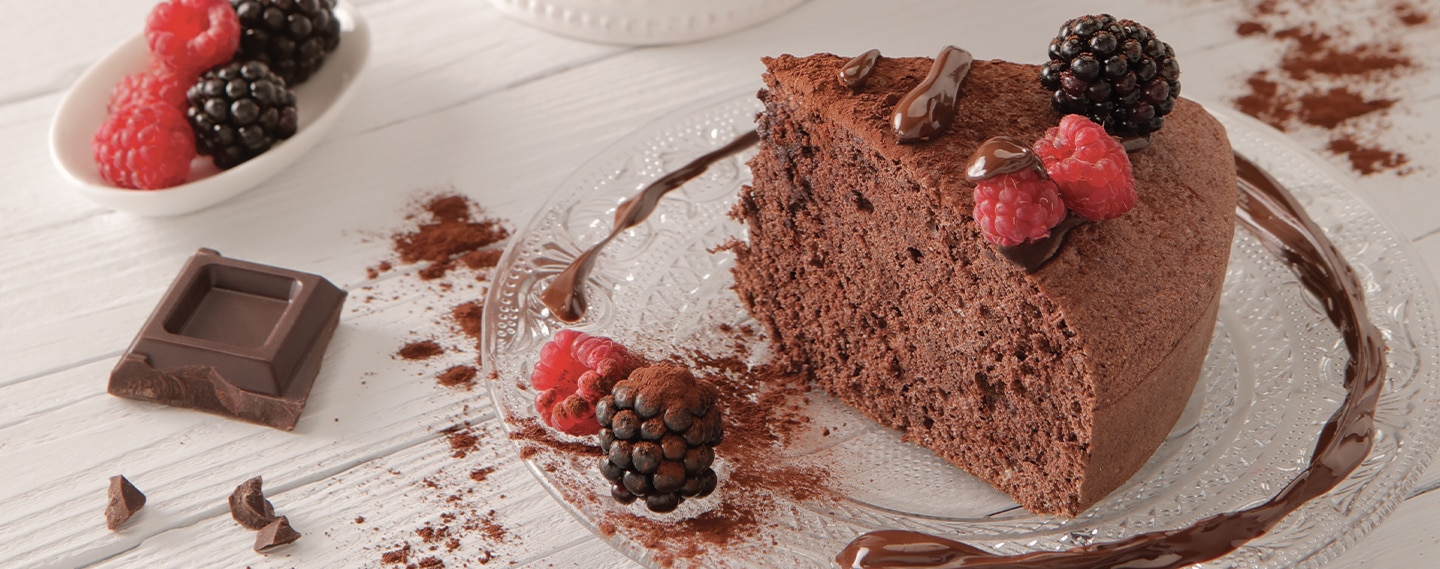 Torta di Pan di Spagna al cioccolato Perugina decorata con more