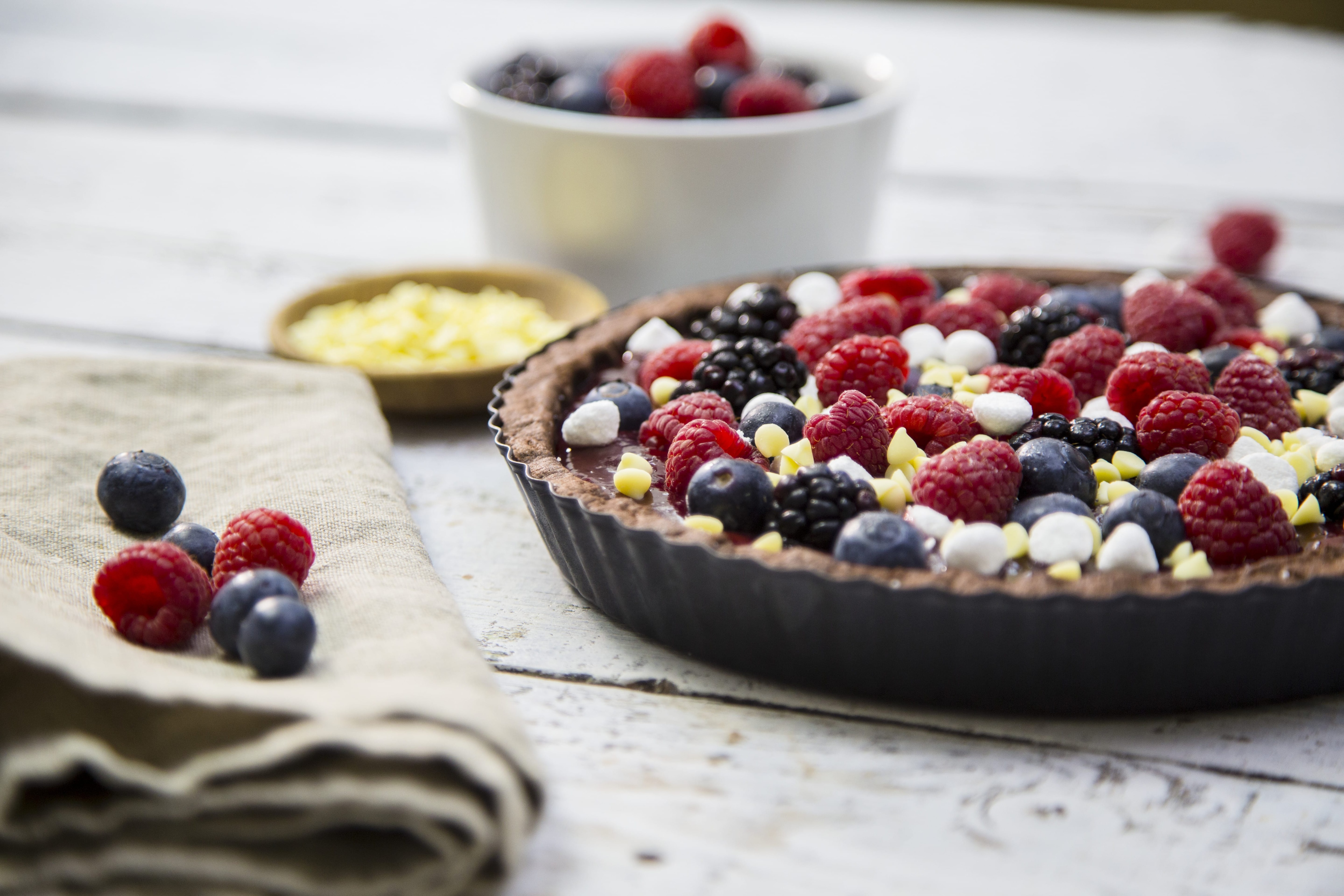 Torta primaverile/estiva con lamponi, more e cioccolato Perugina