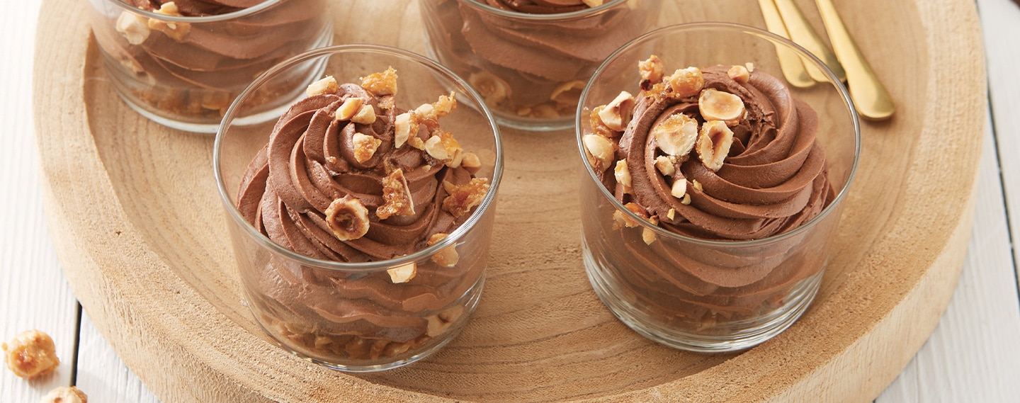 Bicchieri con mousse di cioccolato Perugina e nocciole senza farina