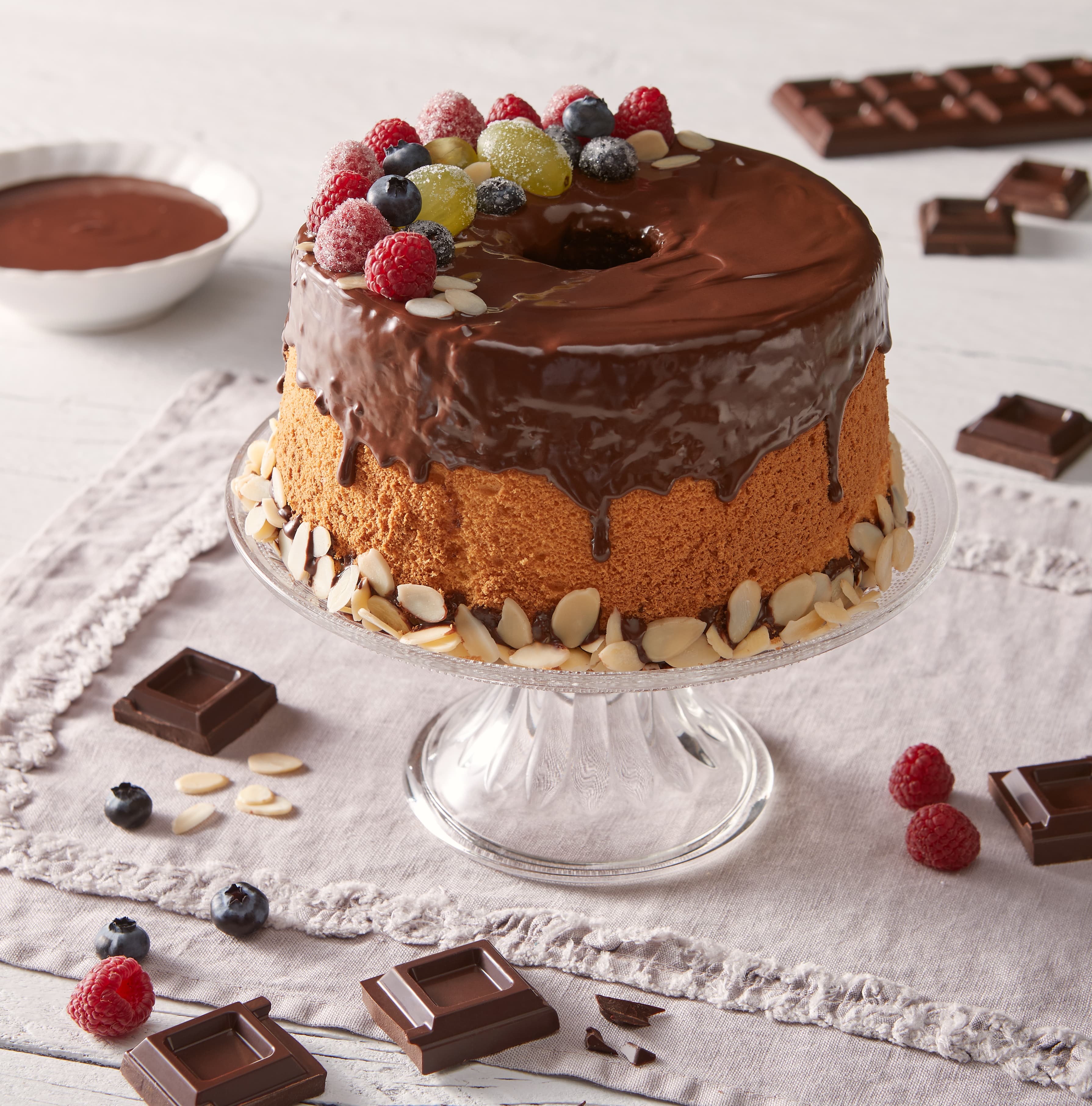 Torta con cioccolato fuso e frutta su un’alzatina