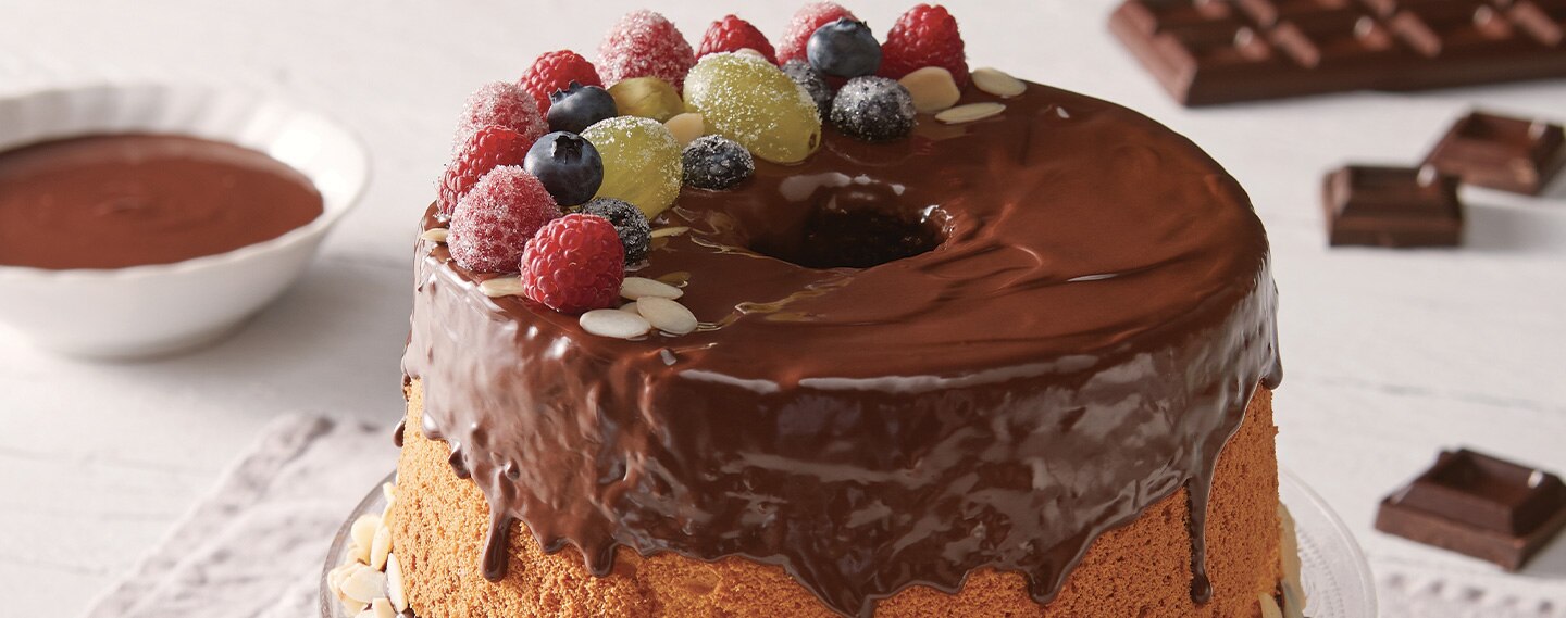 Torta con cioccolato fuso e frutta su un’alzatina