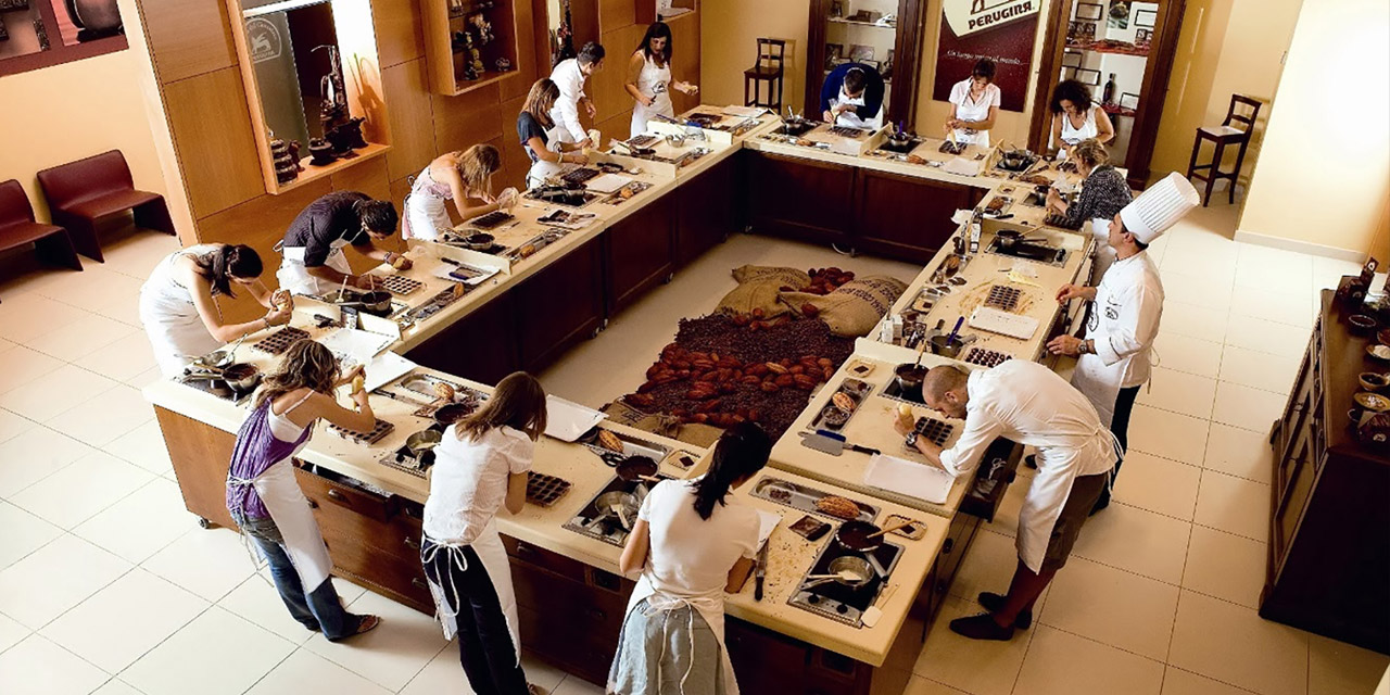 La Scuola del Cioccolato è aperta a tutti per imparare i segreti del cioccolato, le tecniche di lavorazione e l’arte di Perugina.