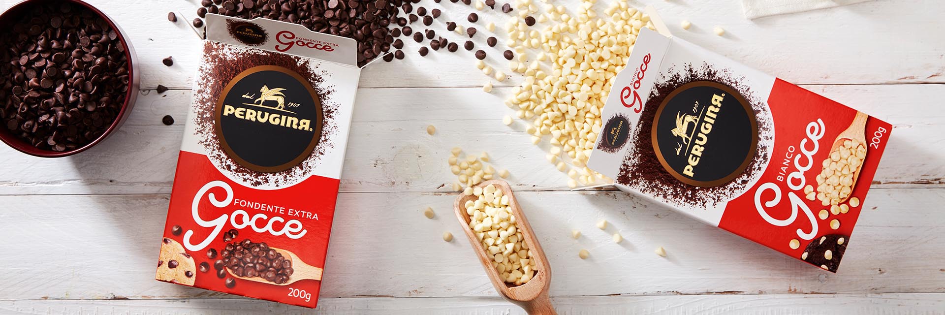 Le gocce Perugina nelle versione cioccolato fondente e cioccolato bianco.