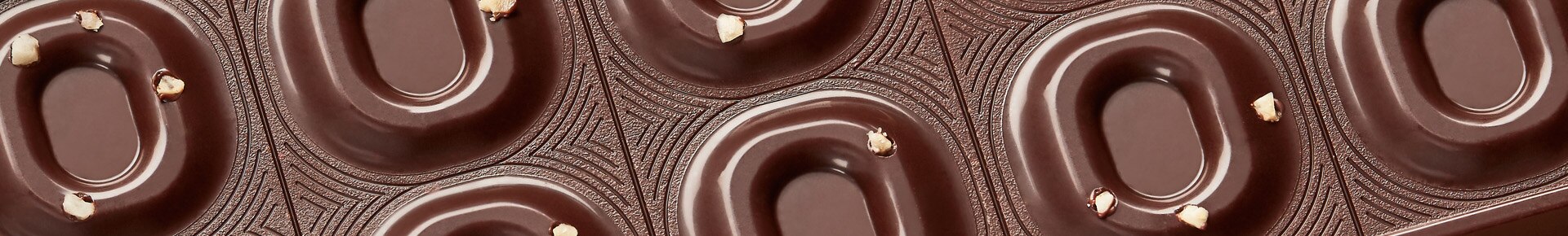 Tablò Fondente con Nocciole Intere Perugina, il piacere goloso di un cioccolatino unito alla semplicità di una tavoletta. Tablò Fondente con Nocciole Intere Perugina, il piacere goloso di un cioccolatino unito alla semplicità di una tavoletta.