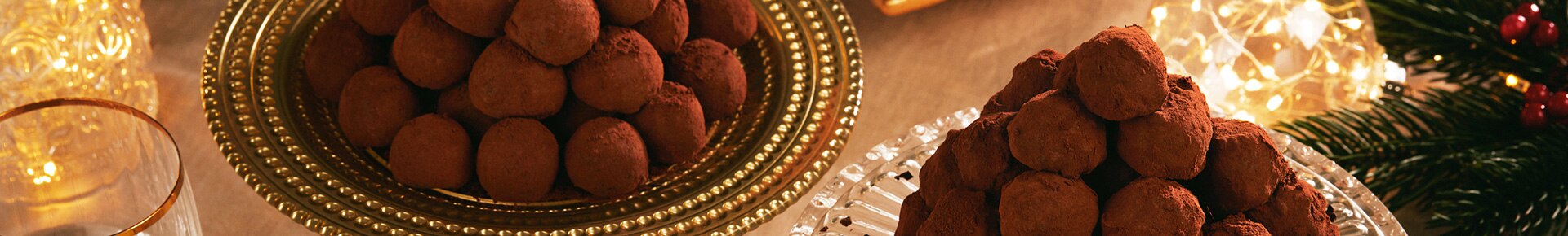 A Natale regala il gusto intenso dei tartufi Fondenti 85% Perugina Per una dolce pausa caratterizzata dal gusto unico del cioccolato Perugina® e per condividere un momento di piacere autentico, Perugina® Tartufi Fondenti 85% è la confezione regalo ideale per vivere la magia del Natale.
