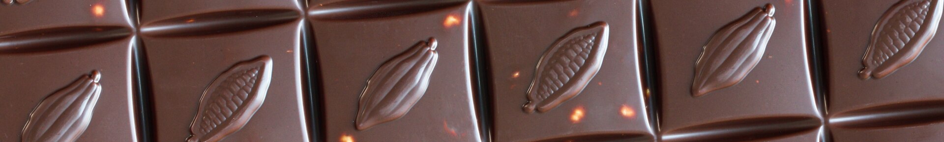 Scopri il gusto inimitabile della tavoletta di cioccolato fondente con mandorle intere Tavoletta Cioccolato Fondente e mandorle intere