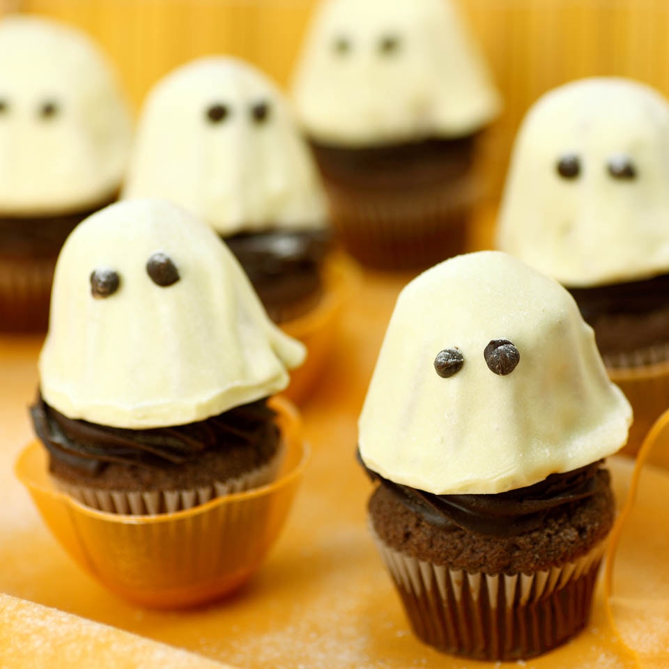 Cupcake fantasmini, facili da preparare e molto golosi con il Cioccolato Perugina®, per un Halloween ancor più spaventoso.