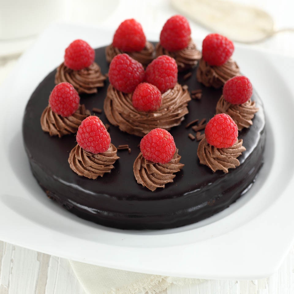 Torta cioccolato e lamponi, un dolce adatto a tutte le occasioni con il sapore intenso del Cioccolato Fondente Perugina®.