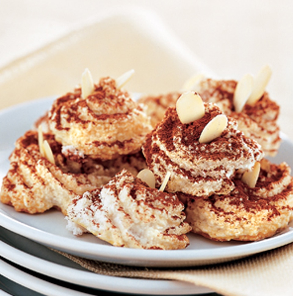 Ricetta Meringhe al cacao, dolcetti adatti a moltissime occasioni, ideali per far bella figura con gli amici