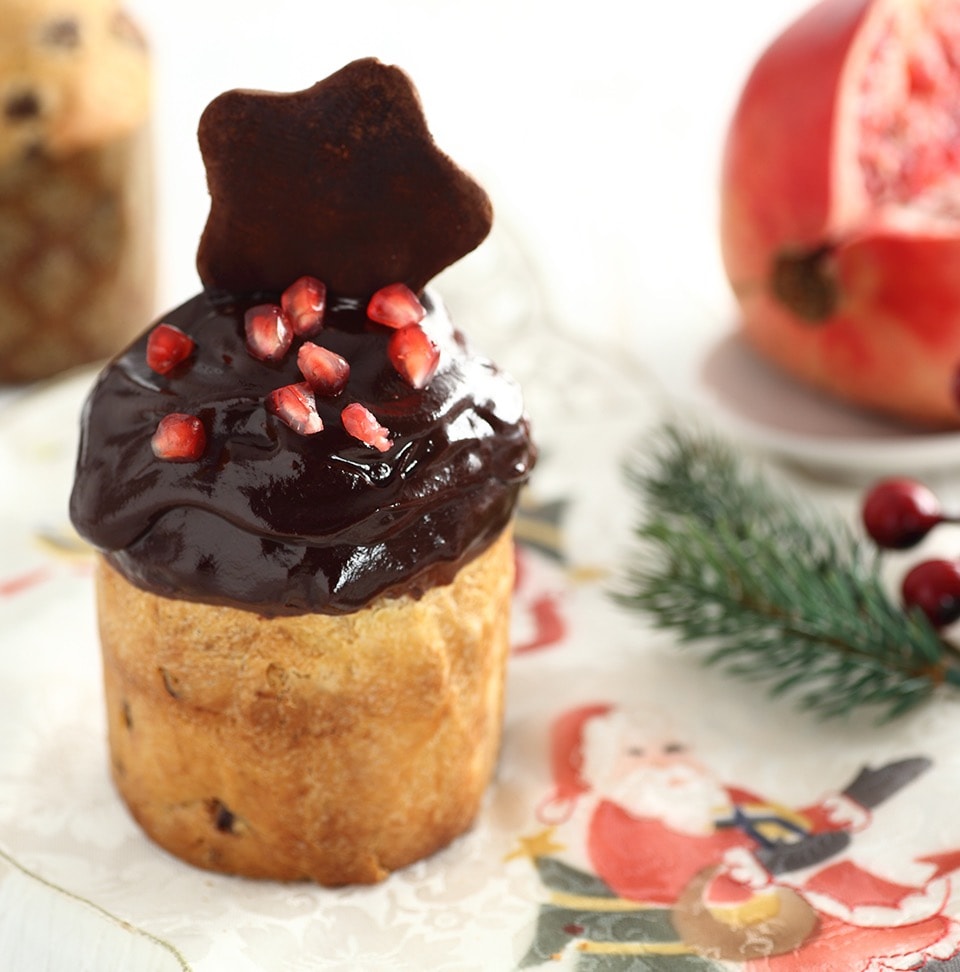 Panettone glassato al cioccolato fondente Perugina e melograno, originale segnaposto per il pranzo natalizio.