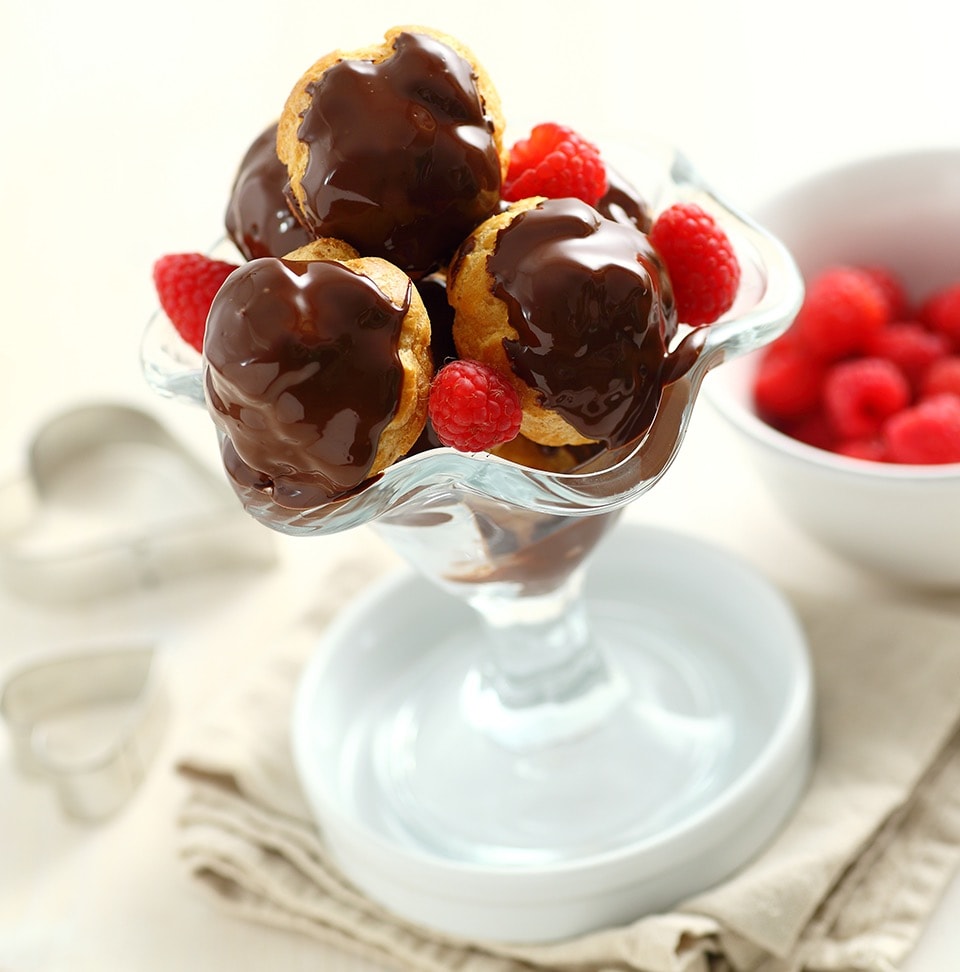 Ricetta Profiteroles con lamponi, una rivisitazione golosa dei classici profiterole al cioccolato