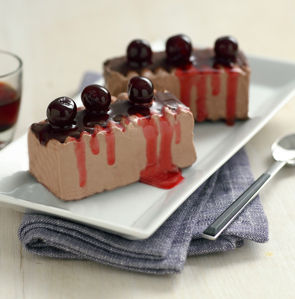 Ricetta Semifreddo alle ciliegie e cacao, un dolce al cucchiaio semplice da realizzare e perfetto per tutte le occasioni