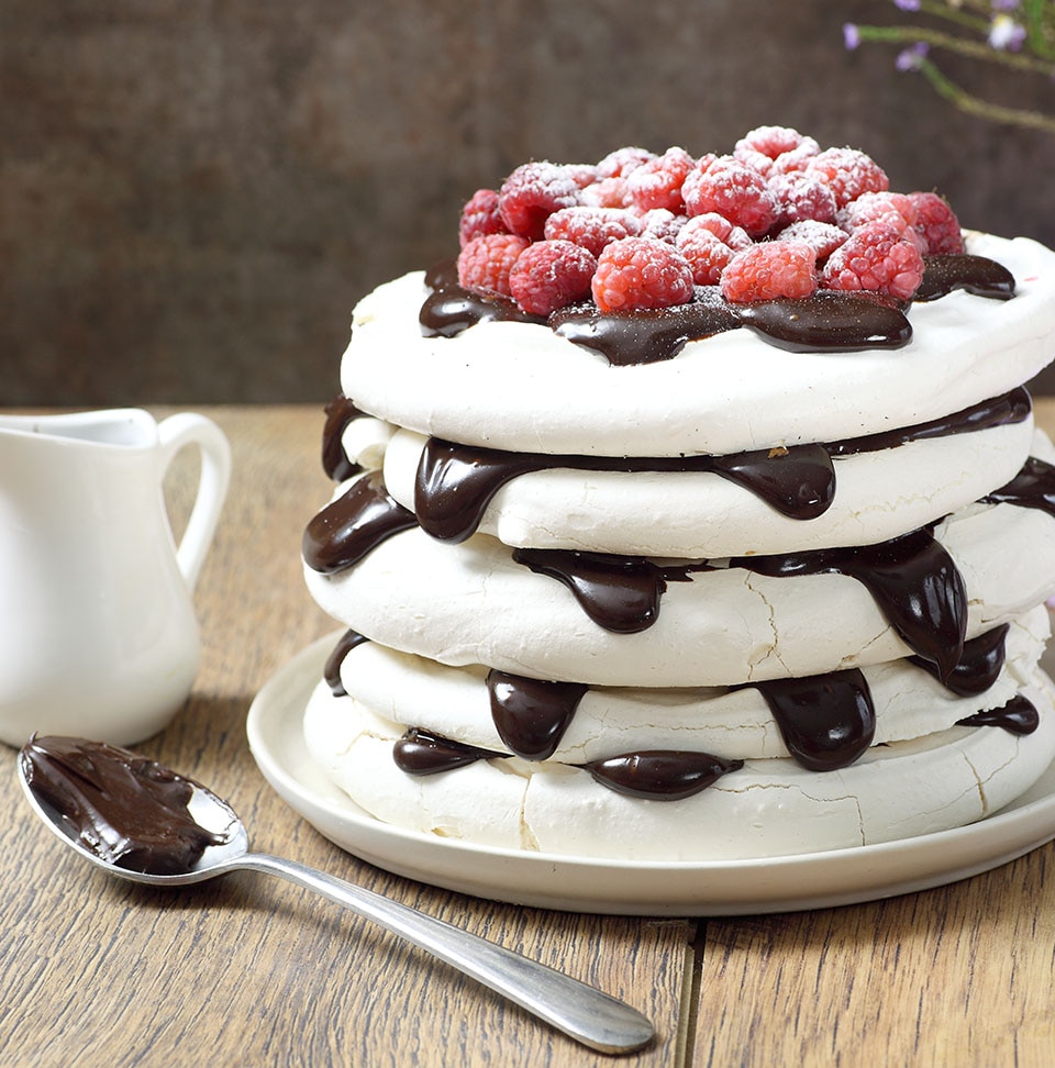 Torta meringata al cioccolato e lamponi