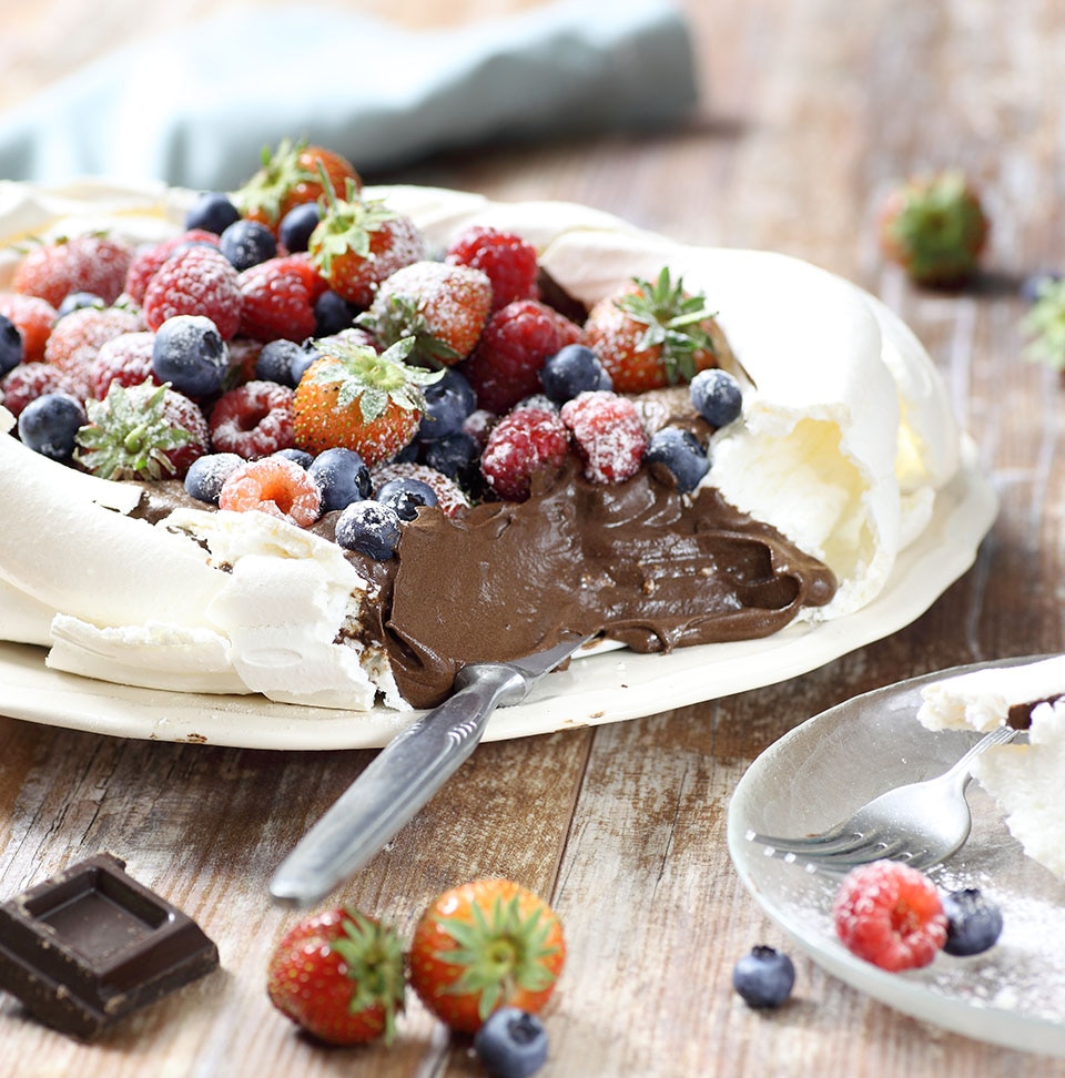 Pavlova alla mousse al cioccolato e frutti di bosco