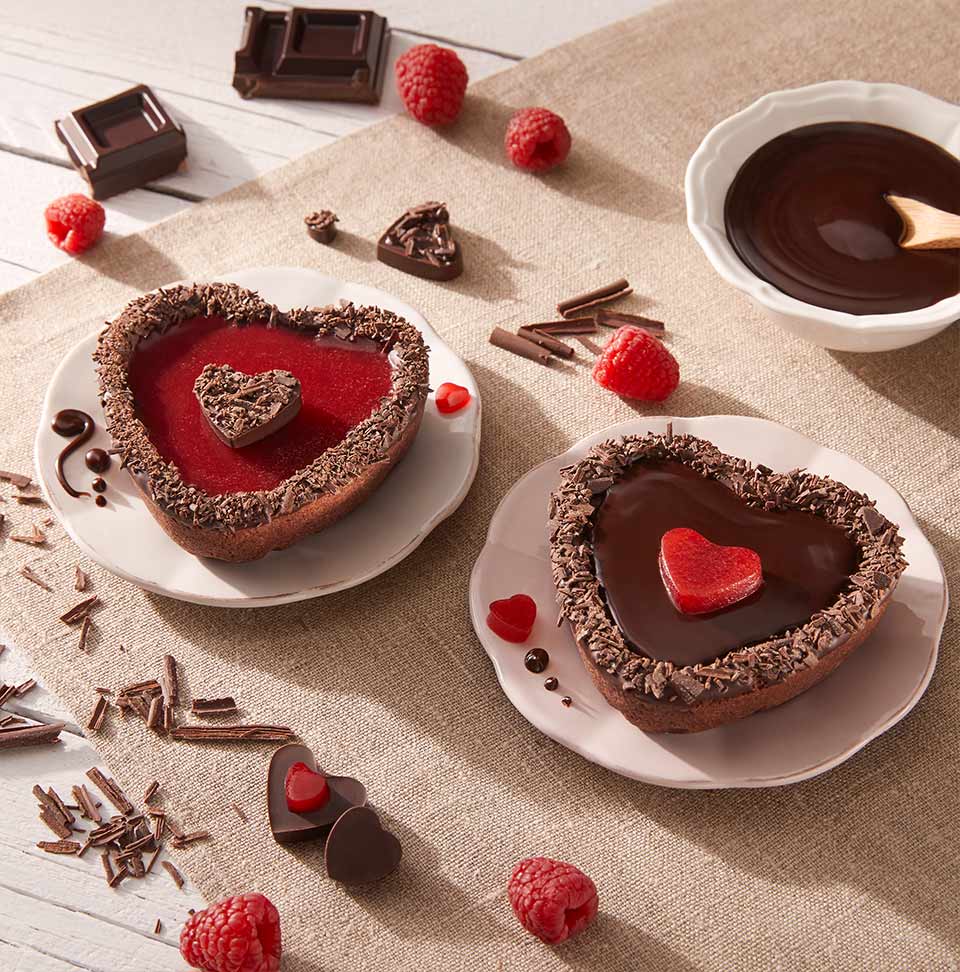 Crostatine alla frutta a forma di cuore con cioccolato e lamponi