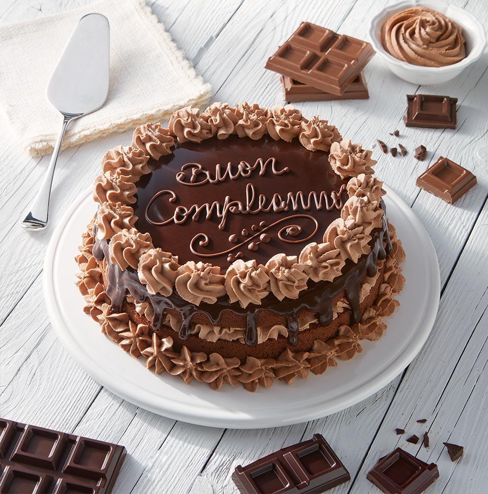 Torta di compleanno con pan di spagna al cioccolato 