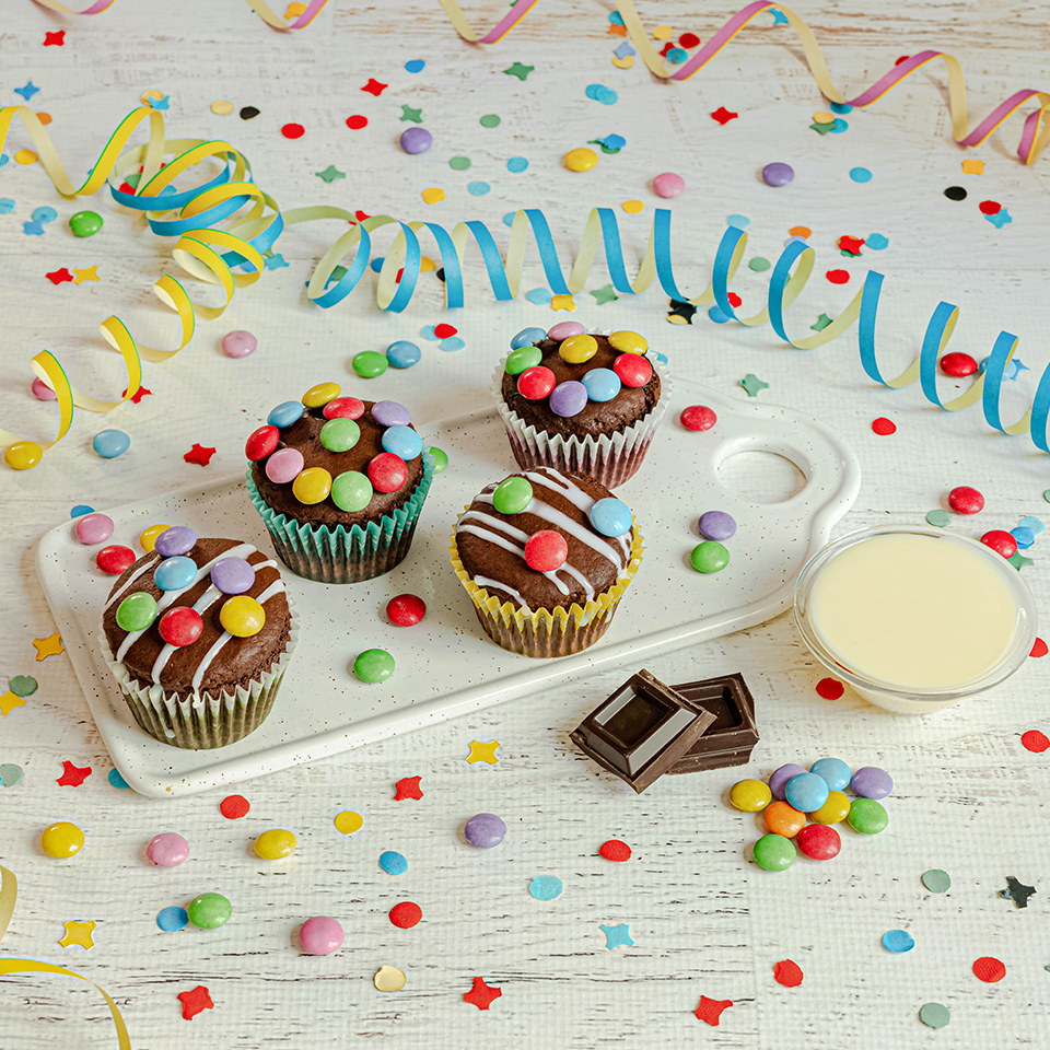 Muffin al cioccolato fondente con glassa e Smarties ®