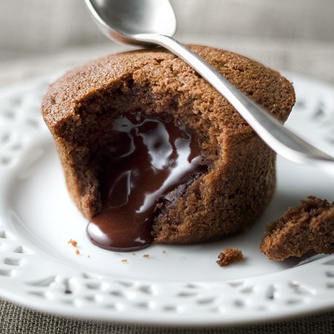  Tortino al cioccolato con cuore morbido su un piatto bianco