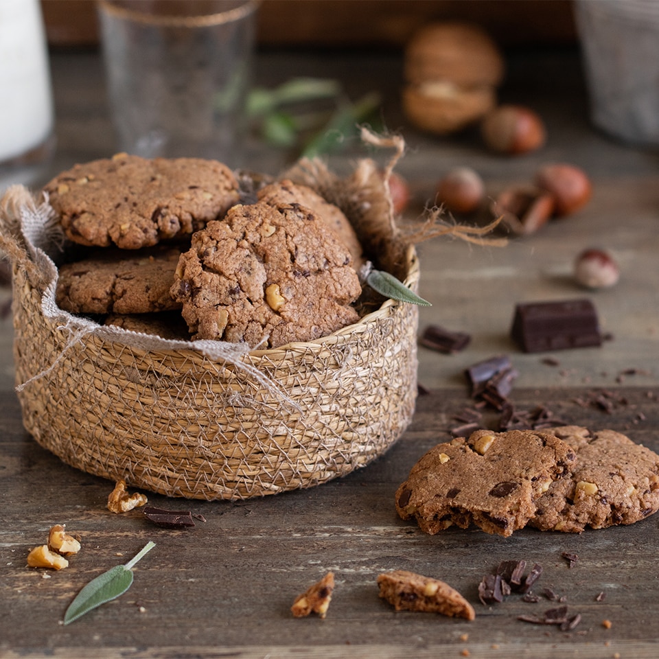 Biscotti croccanti con cioccolato e noci