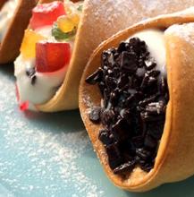 Cannoli con ricotta e riccioli di cioccolato fondente