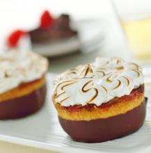 Coppette di cioccolato e meringa