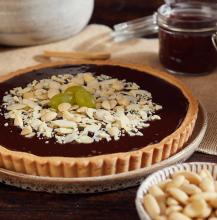 Crostata con crema al cioccolato Perugina e latte di mandorla